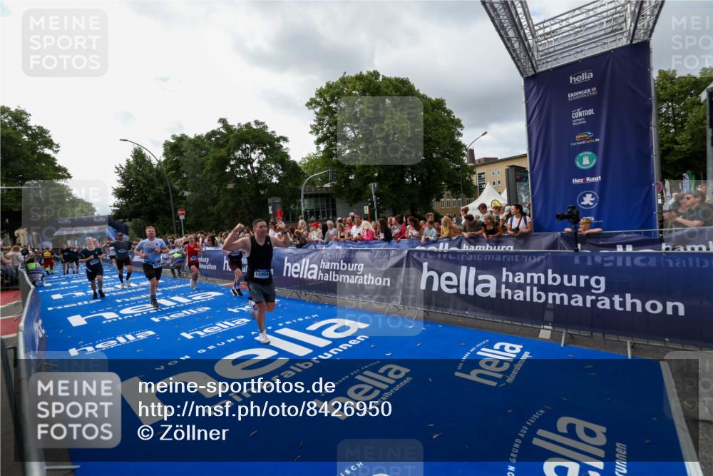 29.06.2025 - hella hamburg halbmarathon Zöllner http://msf.ph/oto/8426950 29.06.2025 10:35:33 Ziel 1344, 1889, 4050, 5269, 10771, 15959, 16695, 16811, 17612, 17826, 19022 meine-sportfotos.de