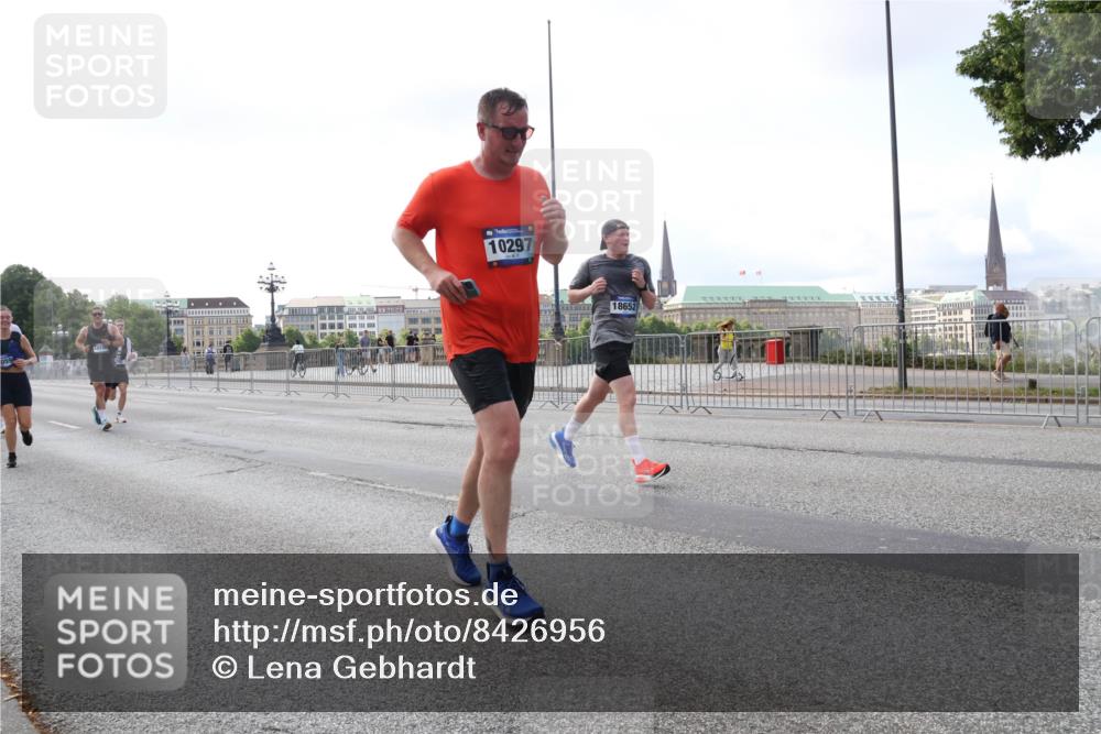 29.06.2025 - hella hamburg halbmarathon Lena Gebhardt http://msf.ph/oto/8426956 29.06.2025 10:06:38 Lombardsbrücke 10297, 18652, 1245, 1766, 1993, 4666, 4868, 5431, 5807, 5951, 6314, 6572, 6664, 7138, 8290, 8960, 9361, 9560, 10214, 10297, 10736, 10781, 10886, 12371, 12418, 13475, 13481, 13863, 14607, 15113, 15145, 15377, 15462, 15537, 15858, 16692, 16933, 17059, 17174, 17239, 18042, 18343, 18381, 18575, 18577, 18652, 18828, 18910, 18913, 18966 meine-sportfotos.de