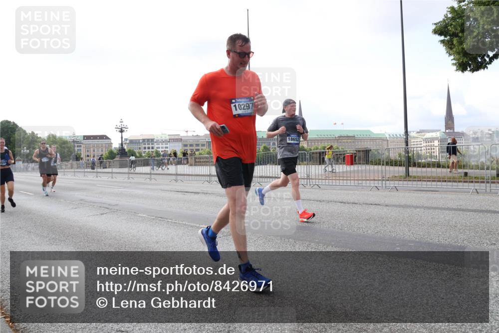 29.06.2025 - hella hamburg halbmarathon Lena Gebhardt http://msf.ph/oto/8426971 29.06.2025 10:06:38 Lombardsbrücke 10297, 18652, 1245, 1766, 1993, 4666, 4868, 5431, 5807, 5951, 6314, 6572, 6664, 7138, 8290, 8960, 9361, 9560, 10214, 10297, 10736, 10781, 10886, 12371, 12418, 13475, 13481, 13863, 14607, 15113, 15145, 15377, 15462, 15537, 15858, 16692, 16933, 17059, 17174, 17239, 18042, 18343, 18381, 18575, 18577, 18652, 18828, 18910, 18913, 18966 meine-sportfotos.de