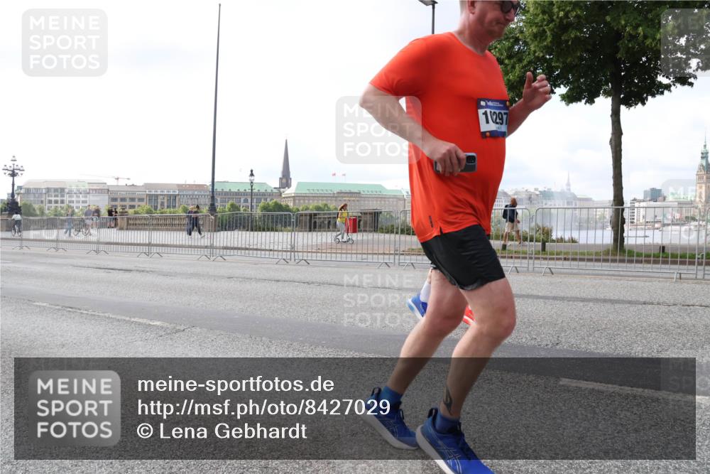 29.06.2025 - hella hamburg halbmarathon Lena Gebhardt http://msf.ph/oto/8427029 29.06.2025 10:06:38 Lombardsbrücke 1297, 1245, 1766, 1993, 4666, 4868, 5431, 5807, 5951, 6314, 6572, 6664, 7138, 8290, 8960, 9361, 9560, 10214, 10297, 10736, 10781, 10886, 12371, 12418, 13475, 13481, 13863, 14607, 15113, 15145, 15377, 15462, 15537, 15858, 16692, 16933, 17059, 17174, 17239, 18042, 18343, 18381, 18575, 18577, 18652, 18828, 18910, 18913, 18966 meine-sportfotos.de