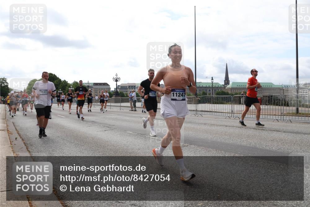 29.06.2025 - hella hamburg halbmarathon Lena Gebhardt http://msf.ph/oto/8427054 29.06.2025 10:19:28 Lombardsbrücke 7143, 1332, 11247, 1145, 1332, 1534, 1708, 1718, 1755, 2017, 2311, 2357, 2441, 2589, 2795, 2802, 2812, 2895, 2993, 2995, 3105, 3118, 3446, 3678, 4108, 4110, 4170, 4562, 4570, 4722, 4979, 5034, 5035, 5080, 5098, 5123, 5178, 5251, 5323, 5429, 5449, 5849, 5878, 6194, 6249, 6444, 6477, 6482, 6542, 6736, 6796, 6797, 6939, 7143, 7248, 7249, 7836, 8146, 8537, 8575, 8761, 8778, 9252, 9652, 9756, 9757, 9856, 10039, 10124, 10129, 10540, 10594 meine-sportfotos.de