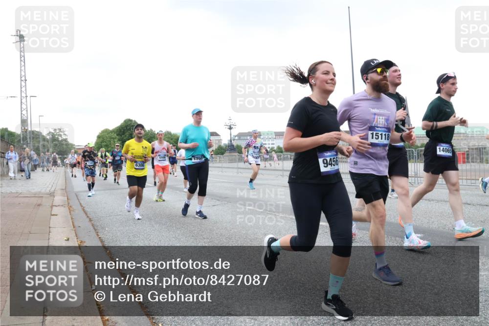 29.06.2025 - hella hamburg halbmarathon Lena Gebhardt http://msf.ph/oto/8427087 29.06.2025 10:53:44 Lombardsbrücke 6306, 6996, 1709, 9456, 15118, 14065, 1017, 1340, 1687, 1709, 1744, 1753, 1789, 1900, 1906, 1984, 2065, 2079, 2372, 2409, 2429, 2854, 3055, 3079, 3226, 3249, 3557, 4195, 4595, 4801, 5430, 5562, 5815, 5856, 5857, 5898, 5964, 6039, 6041, 6044, 6192, 6273, 6306, 6913, 6996, 7039, 7068, 7537, 7611, 7614, 7876, 7890, 8189, 8212, 8414, 8515, 8906, 8924, 9077, 9456, 9503, 9531, 9572, 9685, 9764, 9771, 9785, 10043, 10175, 10490, 11390, 12193, 12219, 12700 meine-sportfotos.de