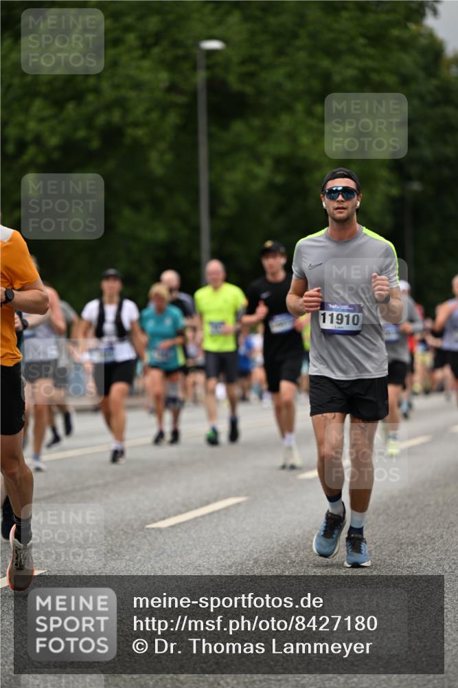 29.06.2025 - hella hamburg halbmarathon Dr. Thomas Lammeyer http://msf.ph/oto/8427180 29.06.2025 10:50:45 Kennedybrücke 1033, 1429, 1695, 1867, 1868, 1924, 1983, 2008, 2398, 2423, 2773, 2813, 2917, 3160, 3164, 3410, 4202, 4223, 4224, 4296, 4306, 4317, 4572, 5044, 5769, 5770, 6124, 6161, 7303, 8477, 8486, 9120, 9121, 9243, 9445, 10030, 10230, 10327, 10329, 10367, 10812, 11253, 11361 meine-sportfotos.de