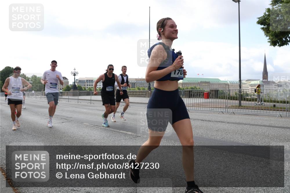 29.06.2025 - hella hamburg halbmarathon Lena Gebhardt http://msf.ph/oto/8427230 29.06.2025 10:06:41 Lombardsbrücke 12371, 10886, 10736, 829, 170, 1245, 1766, 1993, 4666, 4868, 5431, 5807, 5845, 5951, 6314, 6572, 6664, 8290, 8960, 9560, 10214, 10283, 10297, 10736, 10781, 10886, 12371, 12418, 13475, 13481, 13863, 14607, 15113, 15145, 15377, 15462, 15537, 15858, 16554, 16692, 16933, 17059, 17174, 18042, 18343, 18381, 18575, 18577, 18652, 18828, 18910, 18913 meine-sportfotos.de