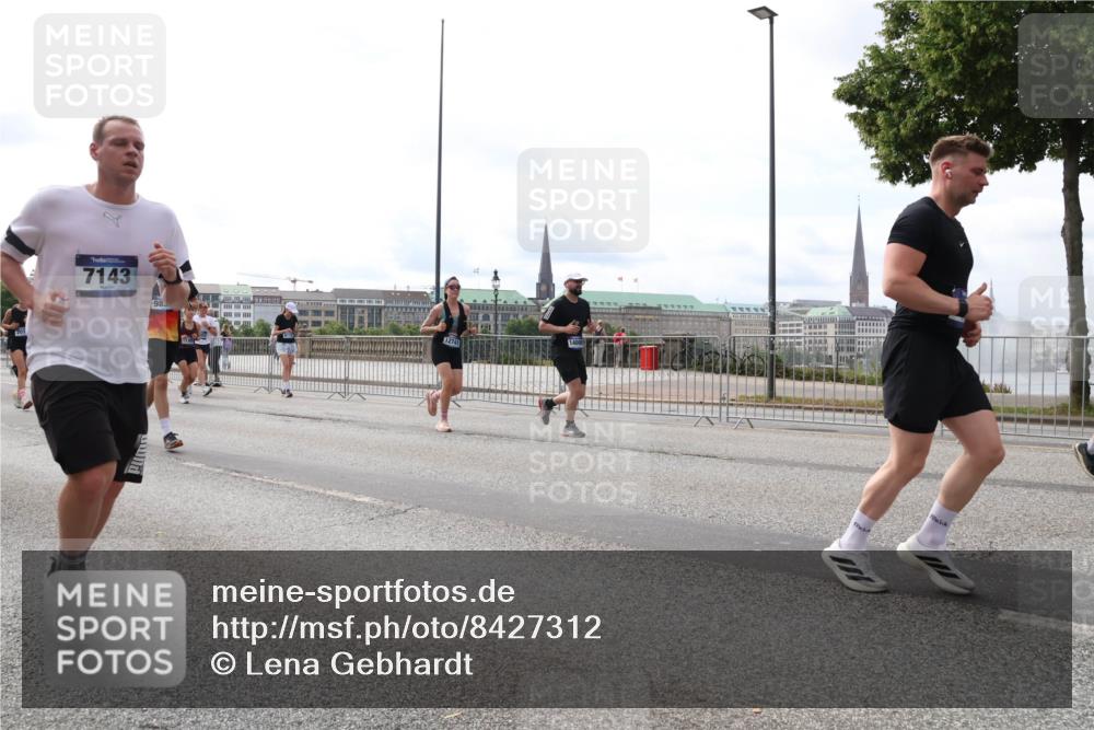 29.06.2025 - hella hamburg halbmarathon Lena Gebhardt http://msf.ph/oto/8427312 29.06.2025 10:19:29 Lombardsbrücke 7143, 98, 12741, 1145, 1332, 1534, 1708, 1718, 1755, 2017, 2311, 2357, 2405, 2441, 2589, 2795, 2802, 2812, 2895, 2993, 2995, 3105, 3118, 3446, 3678, 4108, 4110, 4170, 4562, 4570, 4722, 4979, 5034, 5035, 5080, 5098, 5123, 5178, 5251, 5323, 5429, 5449, 5849, 5878, 6194, 6249, 6444, 6477, 6482, 6542, 6736, 6796, 6797, 6939, 7143, 7248, 7249, 7836, 8146, 8427, 8537, 8575, 8761, 8778, 9252, 9652, 9756, 9757, 9856, 10039, 10124, 10129, 10540, 10594 meine-sportfotos.de