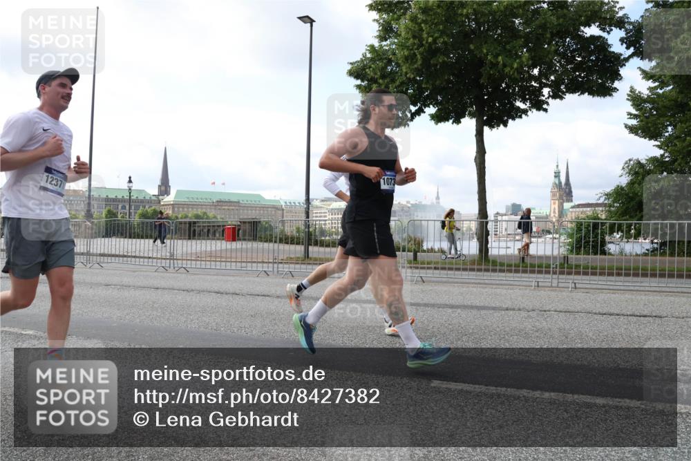 29.06.2025 - hella hamburg halbmarathon Lena Gebhardt http://msf.ph/oto/8427382 29.06.2025 10:06:42 Lombardsbrücke 1237, 1073, 1245, 1766, 1993, 4666, 4868, 5431, 5807, 5845, 5951, 6314, 6572, 6664, 8290, 8960, 9560, 10214, 10283, 10297, 10736, 10886, 12371, 12418, 13475, 13863, 14607, 15113, 15145, 15377, 15462, 15537, 15858, 16554, 16692, 16933, 17059, 17174, 18042, 18343, 18381, 18575, 18577, 18652, 18828, 18910, 18913 meine-sportfotos.de