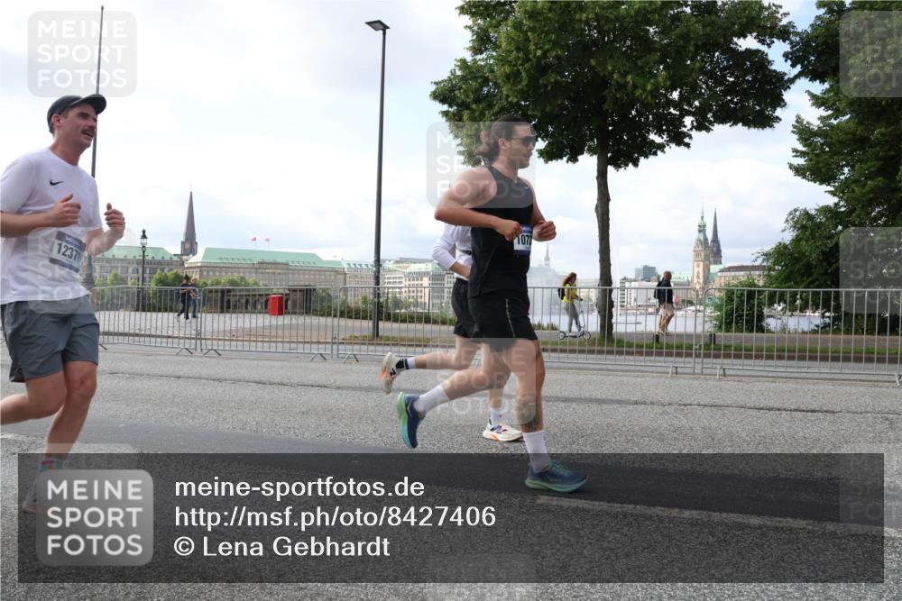 29.06.2025 - hella hamburg halbmarathon Lena Gebhardt http://msf.ph/oto/8427406 29.06.2025 10:06:42 Lombardsbrücke 12371, 1073, 1245, 1766, 1993, 4666, 4868, 5431, 5807, 5845, 5951, 6314, 6572, 6664, 8290, 8960, 9560, 10214, 10283, 10297, 10736, 10886, 12371, 12418, 13475, 13863, 14607, 15113, 15145, 15377, 15462, 15537, 15858, 16554, 16692, 16933, 17059, 17174, 18042, 18343, 18381, 18575, 18577, 18652, 18828, 18910, 18913 meine-sportfotos.de