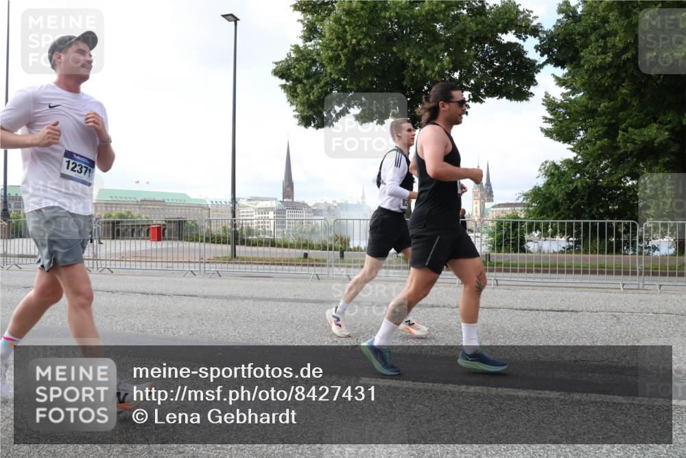 29.06.2025 - hella hamburg halbmarathon Lena Gebhardt http://msf.ph/oto/8427431 29.06.2025 10:06:42 Lombardsbrücke 12371, 1245, 1766, 1993, 4666, 4868, 5431, 5807, 5845, 5951, 6314, 6572, 6664, 8290, 8960, 9560, 10214, 10283, 10297, 10736, 10886, 12371, 12418, 13475, 13863, 14607, 15113, 15145, 15377, 15462, 15537, 15858, 16554, 16692, 16933, 17059, 17174, 18042, 18343, 18381, 18575, 18577, 18652, 18828, 18910, 18913 meine-sportfotos.de