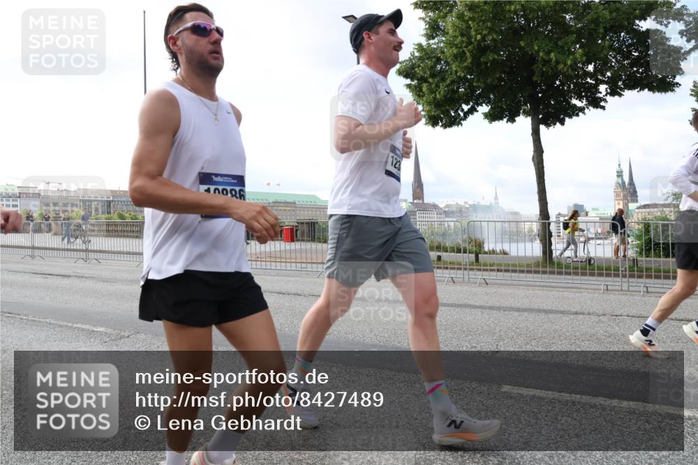 29.06.2025 - hella hamburg halbmarathon Lena Gebhardt http://msf.ph/oto/8427489 29.06.2025 10:06:43 Lombardsbrücke 123, 1245, 1766, 1993, 4666, 4868, 5807, 5845, 5951, 6314, 6572, 6664, 8290, 8744, 8960, 9560, 10214, 10283, 10297, 10736, 10886, 12371, 12418, 13475, 13863, 14607, 15113, 15145, 15377, 15462, 15537, 15858, 16554, 16692, 16933, 17059, 17174, 18042, 18343, 18381, 18575, 18577, 18652, 18828, 18910, 18913 meine-sportfotos.de