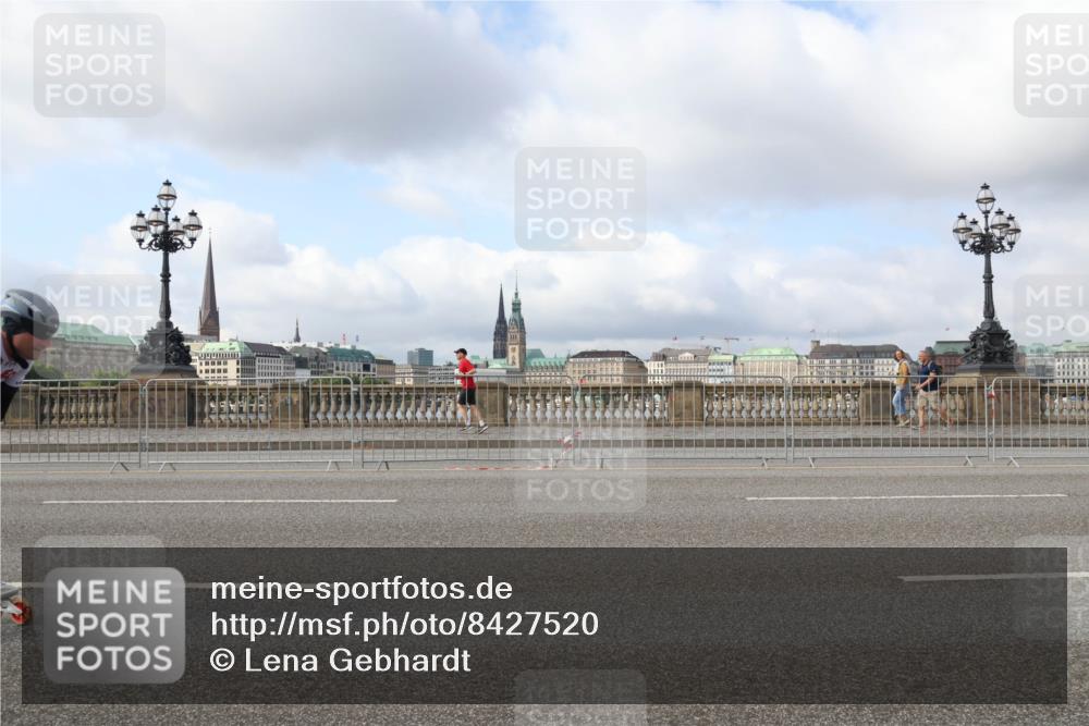 29.06.2025 - hella hamburg halbmarathon Lena Gebhardt http://msf.ph/oto/8427520 29.06.2025 08:59:15 Lombardsbrücke  meine-sportfotos.de