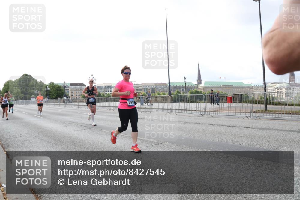 29.06.2025 - hella hamburg halbmarathon Lena Gebhardt http://msf.ph/oto/8427545 29.06.2025 10:06:43 Lombardsbrücke 15377, 595, 1245, 1766, 1993, 4666, 4868, 5807, 5845, 5951, 6314, 6572, 6664, 8290, 8744, 8960, 9560, 10214, 10283, 10297, 10736, 10886, 12371, 12418, 13475, 13863, 14607, 15113, 15145, 15377, 15462, 15537, 15858, 16554, 16692, 16933, 17059, 17174, 18042, 18343, 18381, 18575, 18577, 18652, 18828, 18910, 18913 meine-sportfotos.de