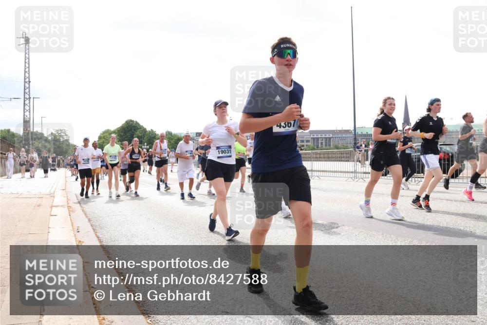 29.06.2025 - hella hamburg halbmarathon Lena Gebhardt http://msf.ph/oto/8427588 29.06.2025 10:43:38 Lombardsbrücke 12654, 13748, 3238, 19031, 4367, 1714, 1023, 1026, 1155, 1306, 1310, 1400, 1459, 1816, 1878, 2073, 2733, 3238, 3288, 3329, 3390, 3597, 3638, 4056, 4177, 4302, 4367, 4680, 4866, 5192, 5201, 5214, 5293, 5370, 5610, 5720, 5890, 6012, 6036, 6096, 6226, 6334, 6440, 6895, 6931, 6971, 6973, 7197, 7205, 7206, 7461, 7489, 7504, 7872, 7926, 8000, 8058, 8135, 8233, 8408, 8435, 8504, 9639, 9641, 9704, 9831, 9976, 10083, 10097, 10200, 10202 meine-sportfotos.de