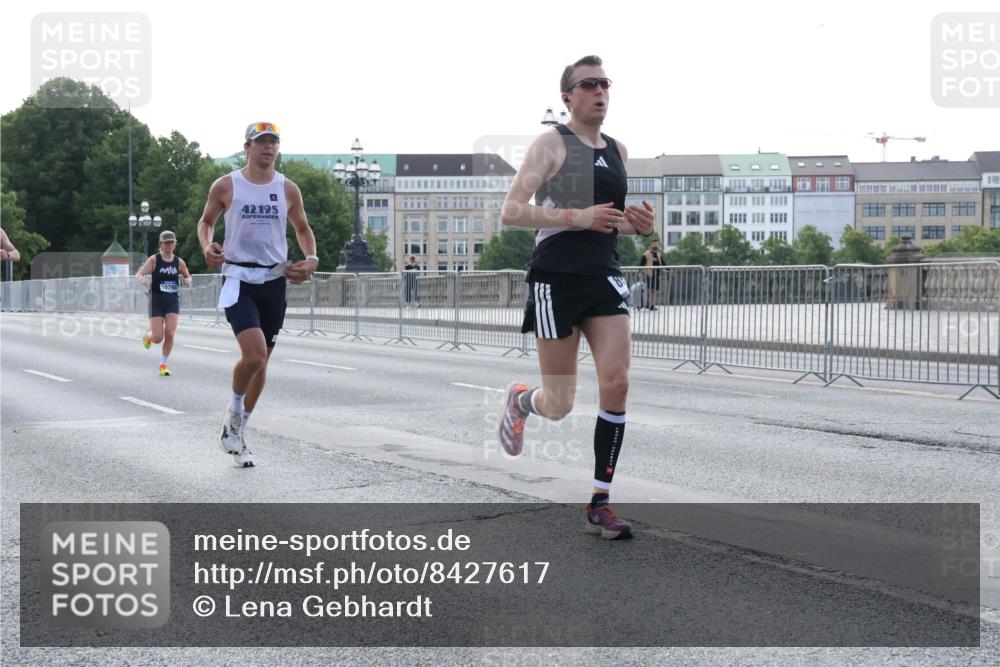 29.06.2025 - hella hamburg halbmarathon Lena Gebhardt http://msf.ph/oto/8427617 29.06.2025 09:44:13 Lombardsbrücke 10790, 2, 42, 195, 1122, 1953, 2483, 2879, 3189, 3379, 5308, 5344, 7231, 7793, 8376, 8975, 9047, 9079, 9804, 10106, 10173, 10222, 10655, 10790, 11150, 11877, 13383, 13606, 14828, 15655, 16118, 17040, 17258, 18832 meine-sportfotos.de