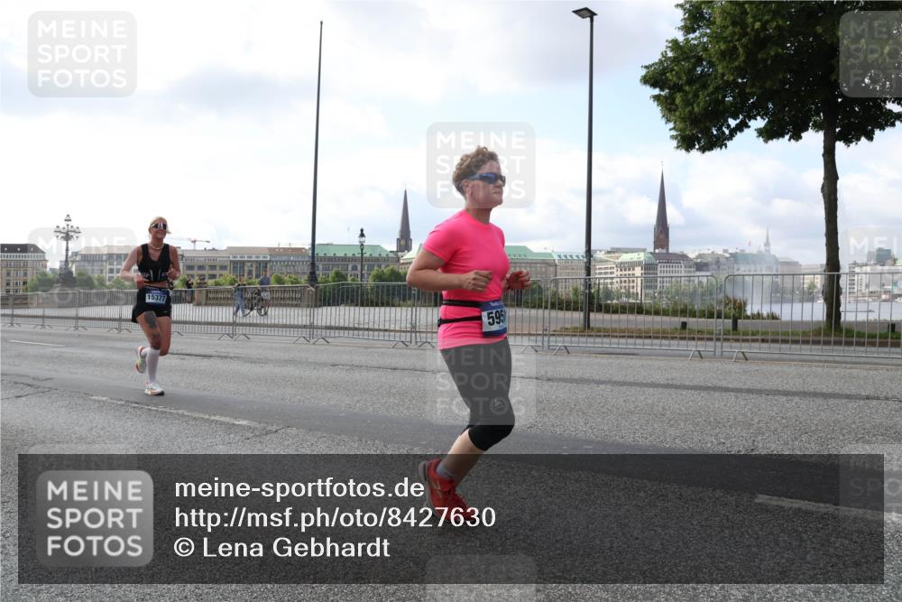 29.06.2025 - hella hamburg halbmarathon Lena Gebhardt http://msf.ph/oto/8427630 29.06.2025 10:06:44 Lombardsbrücke 15377, 595, 1245, 1766, 1993, 4666, 4868, 5807, 5845, 5951, 6314, 6572, 6664, 8290, 8744, 8960, 9560, 10214, 10283, 10297, 10736, 10886, 12371, 12418, 13475, 13863, 14607, 15113, 15145, 15377, 15462, 15537, 15858, 16554, 16692, 16933, 17059, 17174, 18042, 18343, 18381, 18575, 18577, 18652, 18828, 18910, 18913 meine-sportfotos.de