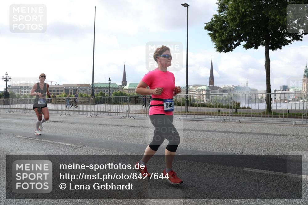 29.06.2025 - hella hamburg halbmarathon Lena Gebhardt http://msf.ph/oto/8427644 29.06.2025 10:06:44 Lombardsbrücke 15377, 595, 1245, 1766, 1993, 4666, 4868, 5807, 5845, 5951, 6314, 6572, 6664, 8290, 8744, 8960, 9560, 10214, 10283, 10297, 10736, 10886, 12371, 12418, 13475, 13863, 14607, 15113, 15145, 15377, 15462, 15537, 15858, 16554, 16692, 16933, 17059, 17174, 18042, 18343, 18381, 18575, 18577, 18652, 18828, 18910, 18913 meine-sportfotos.de