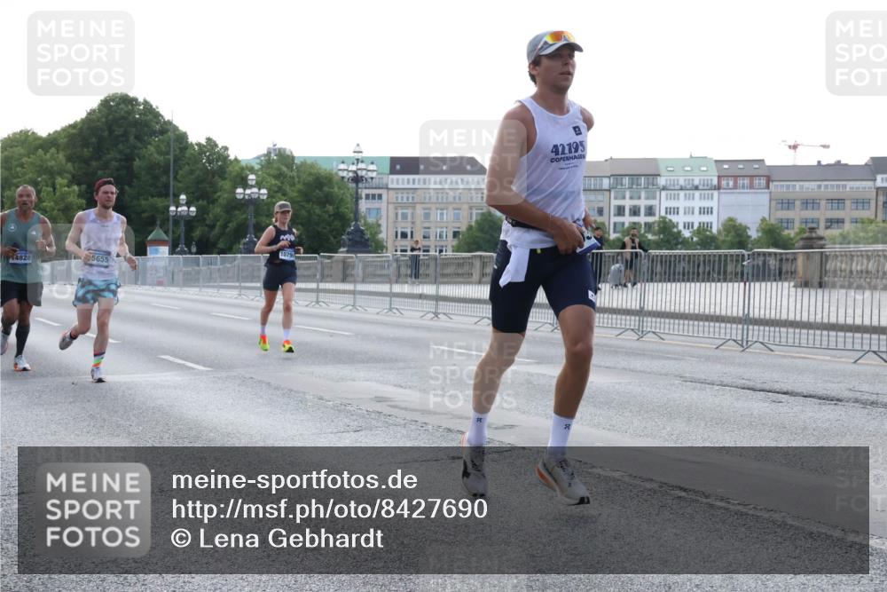 29.06.2025 - hella hamburg halbmarathon Lena Gebhardt http://msf.ph/oto/8427690 29.06.2025 09:44:14 Lombardsbrücke 4828, 5655, 42, 195, 1122, 1953, 2483, 2879, 3075, 3189, 3379, 5308, 5344, 7231, 7793, 8376, 8975, 9047, 9079, 9804, 10106, 10173, 10222, 10655, 10790, 11150, 11877, 13383, 13606, 14828, 15655, 16118, 17040, 17258, 18832 meine-sportfotos.de