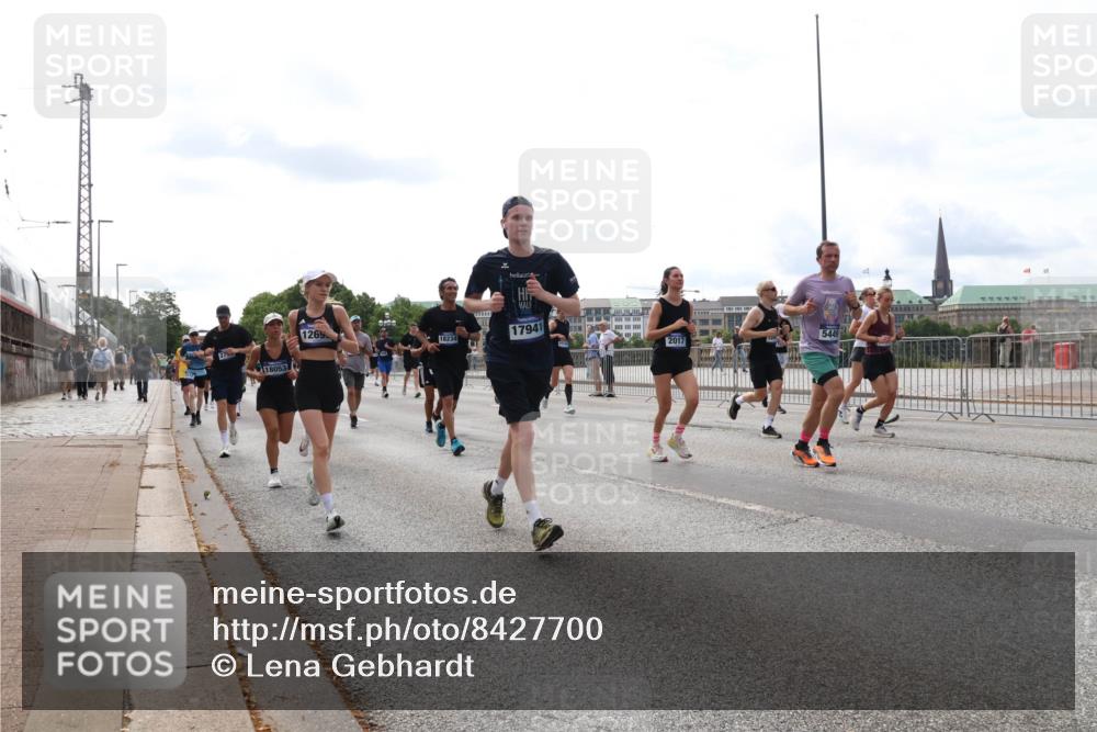 29.06.2025 - hella hamburg halbmarathon Lena Gebhardt http://msf.ph/oto/8427700 29.06.2025 10:19:31 Lombardsbrücke 18053, 1269, 17941, 18234, 2017, 5449, 1145, 1332, 1534, 1708, 1718, 1755, 2017, 2311, 2357, 2405, 2441, 2589, 2795, 2802, 2812, 2895, 2918, 2993, 2995, 3118, 3446, 3678, 4108, 4110, 4170, 4562, 4570, 4722, 4979, 5034, 5035, 5080, 5098, 5123, 5178, 5251, 5429, 5449, 5849, 5878, 6249, 6444, 6477, 6482, 6542, 6796, 6797, 6939, 7143, 7248, 7249, 7836, 7917, 8146, 8427, 8537, 8575, 8761, 8778, 9252, 9652, 9756, 9856, 10039, 10124, 10129, 10349, 10540, 10594 meine-sportfotos.de