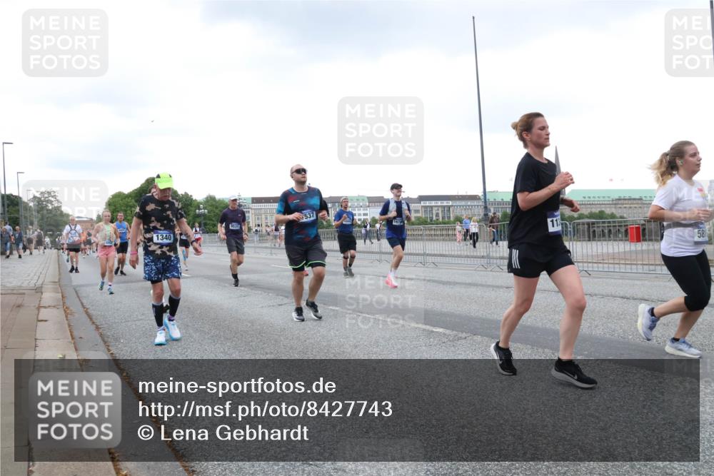 29.06.2025 - hella hamburg halbmarathon Lena Gebhardt http://msf.ph/oto/8427743 29.06.2025 10:53:48 Lombardsbrücke 537, 9531, 1670, 1340, 113, 581, 1017, 1263, 1340, 1687, 1709, 1744, 1753, 1789, 1900, 1906, 1984, 2065, 2079, 2372, 2429, 2854, 3055, 3079, 3226, 3249, 3465, 3467, 3557, 4195, 4595, 4801, 4838, 5430, 5562, 5815, 5856, 5857, 5898, 5964, 6039, 6041, 6044, 6192, 6273, 6306, 6583, 6913, 6996, 7039, 7068, 7537, 7611, 7614, 7876, 7890, 8189, 8212, 8515, 8906, 8924, 9077, 9138, 9456, 9503, 9531, 9572, 9685, 9764, 9771, 9785, 10043, 10175, 11390 meine-sportfotos.de