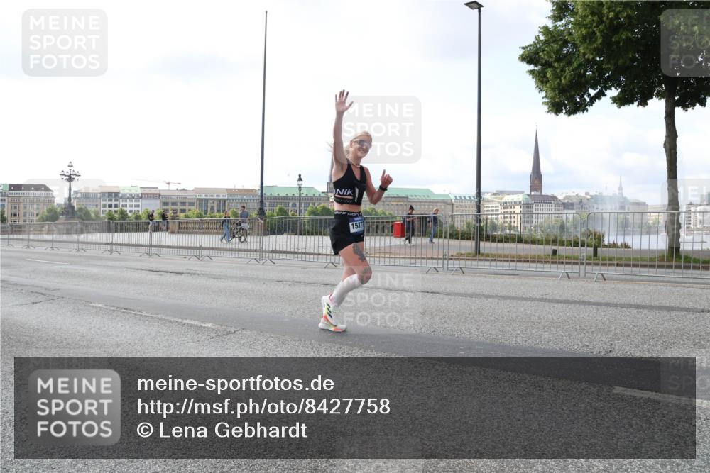 29.06.2025 - hella hamburg halbmarathon Lena Gebhardt http://msf.ph/oto/8427758 29.06.2025 10:06:45 Lombardsbrücke 15377, 1245, 1766, 1993, 4666, 4868, 5807, 5845, 5951, 6314, 6572, 6664, 8290, 8744, 8960, 9560, 10214, 10283, 10297, 10736, 10886, 12371, 12418, 13475, 13863, 14607, 15113, 15145, 15377, 15462, 15537, 15858, 16554, 16692, 16933, 17059, 17174, 18042, 18343, 18381, 18575, 18577, 18652, 18828, 18910, 18913 meine-sportfotos.de