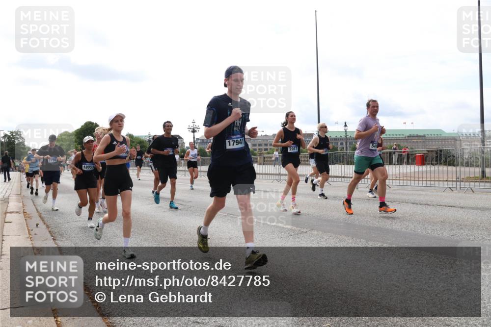 29.06.2025 - hella hamburg halbmarathon Lena Gebhardt http://msf.ph/oto/8427785 29.06.2025 10:19:32 Lombardsbrücke 2795, 18053, 17941, 2017, 544, 1145, 1332, 1534, 1708, 1718, 1755, 2017, 2311, 2357, 2405, 2441, 2589, 2795, 2802, 2812, 2895, 2918, 2993, 2995, 3446, 3678, 4108, 4110, 4170, 4562, 4570, 4722, 4979, 5034, 5035, 5080, 5098, 5123, 5178, 5251, 5429, 5449, 5849, 5878, 6249, 6444, 6477, 6482, 6542, 6796, 6797, 6872, 6939, 7143, 7248, 7249, 7836, 7917, 8146, 8427, 8537, 8575, 8761, 8778, 9252, 9652, 9856, 10039, 10124, 10129, 10349, 10540, 10594 meine-sportfotos.de