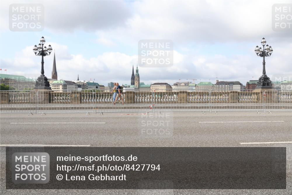 29.06.2025 - hella hamburg halbmarathon Lena Gebhardt http://msf.ph/oto/8427794 29.06.2025 08:59:23 Lombardsbrücke  meine-sportfotos.de