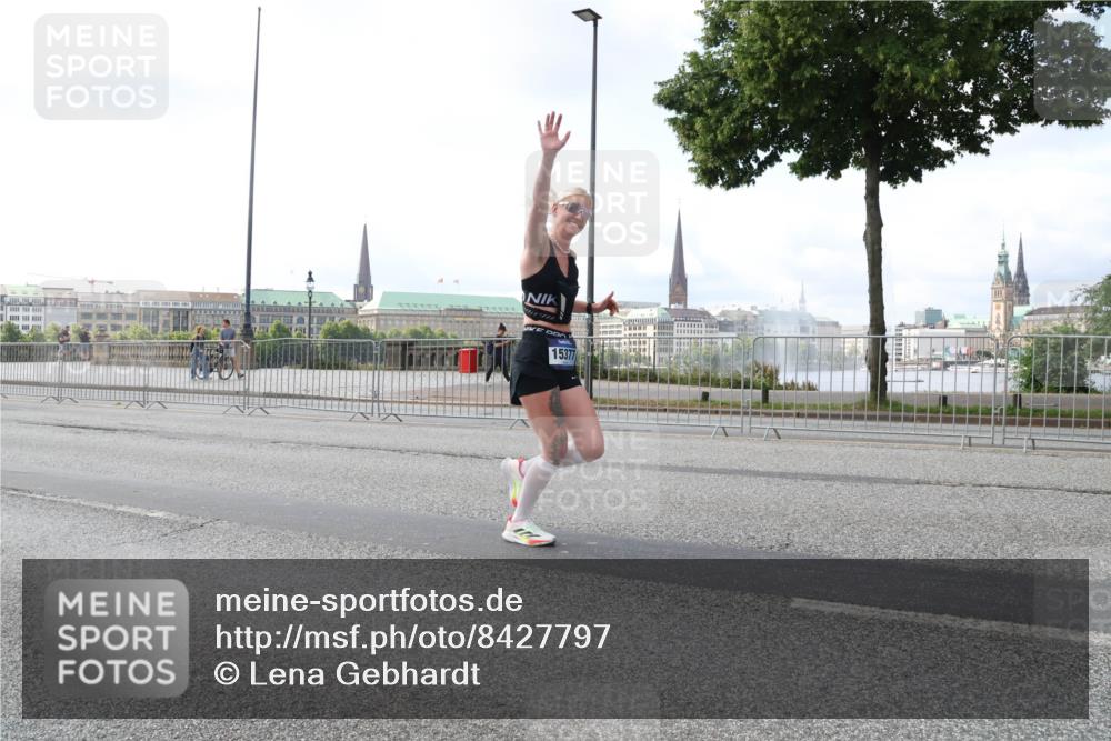 29.06.2025 - hella hamburg halbmarathon Lena Gebhardt http://msf.ph/oto/8427797 29.06.2025 10:06:46 Lombardsbrücke 15377, 1245, 1766, 1993, 4666, 5807, 5845, 5951, 6572, 6664, 8290, 8744, 8960, 9560, 10214, 10283, 10297, 10736, 10886, 12371, 12418, 13475, 13863, 14607, 15113, 15377, 15462, 15537, 15858, 16554, 16692, 16933, 17059, 17174, 18042, 18343, 18381, 18575, 18577, 18652, 18828, 18910, 18913 meine-sportfotos.de