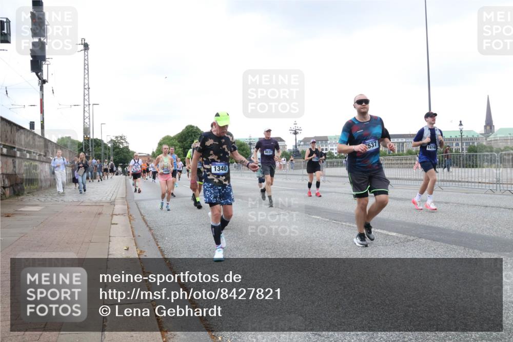 29.06.2025 - hella hamburg halbmarathon Lena Gebhardt http://msf.ph/oto/8427821 29.06.2025 10:53:48 Lombardsbrücke 1340, 9531, 7711, 537, 16748, 1017, 1263, 1340, 1687, 1709, 1744, 1753, 1789, 1900, 1906, 1984, 2065, 2079, 2372, 2429, 2854, 3055, 3079, 3226, 3249, 3465, 3467, 3557, 4195, 4595, 4801, 4838, 5430, 5562, 5815, 5856, 5857, 5898, 5964, 6039, 6041, 6044, 6192, 6273, 6306, 6583, 6913, 6996, 7039, 7068, 7537, 7611, 7614, 7876, 7890, 8189, 8212, 8515, 8906, 8924, 9077, 9138, 9456, 9503, 9531, 9572, 9685, 9764, 9771, 9785, 10043, 10175, 11390 meine-sportfotos.de