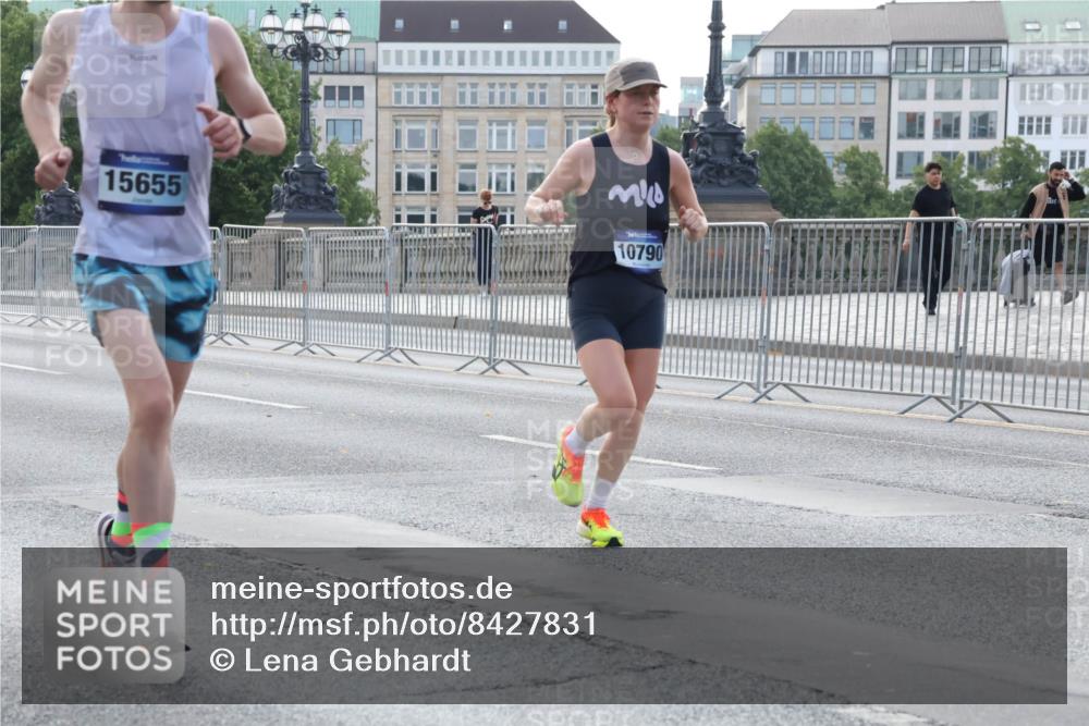 29.06.2025 - hella hamburg halbmarathon Lena Gebhardt http://msf.ph/oto/8427831 29.06.2025 09:44:16 Lombardsbrücke 15655, 10790, 1122, 1953, 2483, 2879, 3075, 3189, 3379, 5308, 5344, 7231, 7793, 8376, 8975, 9047, 9079, 10106, 10173, 10222, 10655, 10790, 11150, 11877, 13383, 13606, 13779, 14828, 15655, 16118, 17040, 17258, 18832, 19114 meine-sportfotos.de