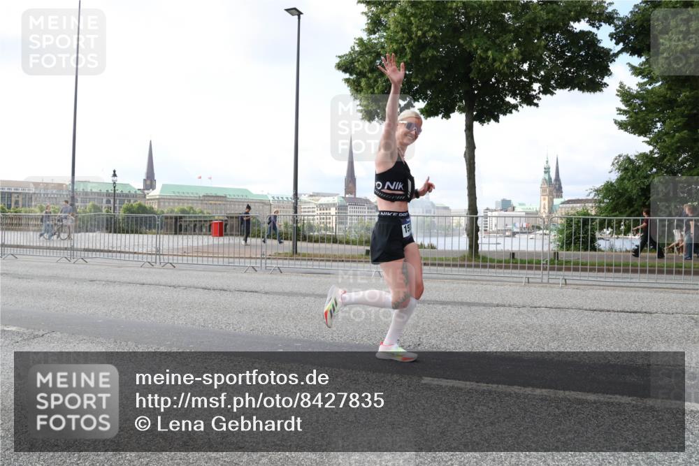 29.06.2025 - hella hamburg halbmarathon Lena Gebhardt http://msf.ph/oto/8427835 29.06.2025 10:06:46 Lombardsbrücke 15, 1245, 1766, 1993, 4666, 5807, 5845, 5951, 6572, 6664, 8290, 8744, 8960, 9560, 10214, 10283, 10297, 10736, 10886, 12371, 12418, 13475, 13863, 14607, 15113, 15377, 15462, 15537, 15858, 16554, 16692, 16933, 17059, 17174, 18042, 18343, 18381, 18575, 18577, 18652, 18828, 18910, 18913 meine-sportfotos.de