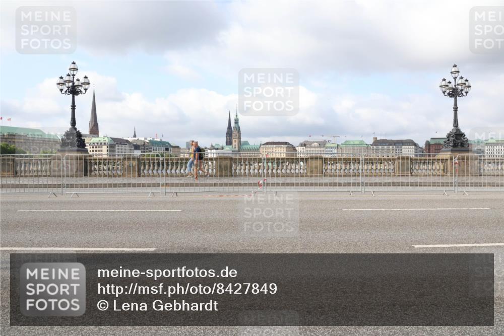 29.06.2025 - hella hamburg halbmarathon Lena Gebhardt http://msf.ph/oto/8427849 29.06.2025 08:59:23 Lombardsbrücke  meine-sportfotos.de
