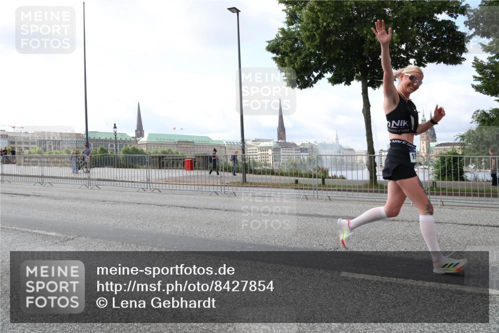 29.06.2025 - hella hamburg halbmarathon Lena Gebhardt http://msf.ph/oto/8427854 29.06.2025 10:06:46 Lombardsbrücke 1245, 1766, 1993, 4666, 5807, 5845, 5951, 6572, 6664, 8290, 8744, 8960, 9560, 10214, 10283, 10297, 10736, 10886, 12371, 12418, 13475, 13863, 14607, 15113, 15377, 15462, 15537, 15858, 16554, 16692, 16933, 17059, 17174, 18042, 18343, 18381, 18575, 18577, 18652, 18828, 18910, 18913 meine-sportfotos.de