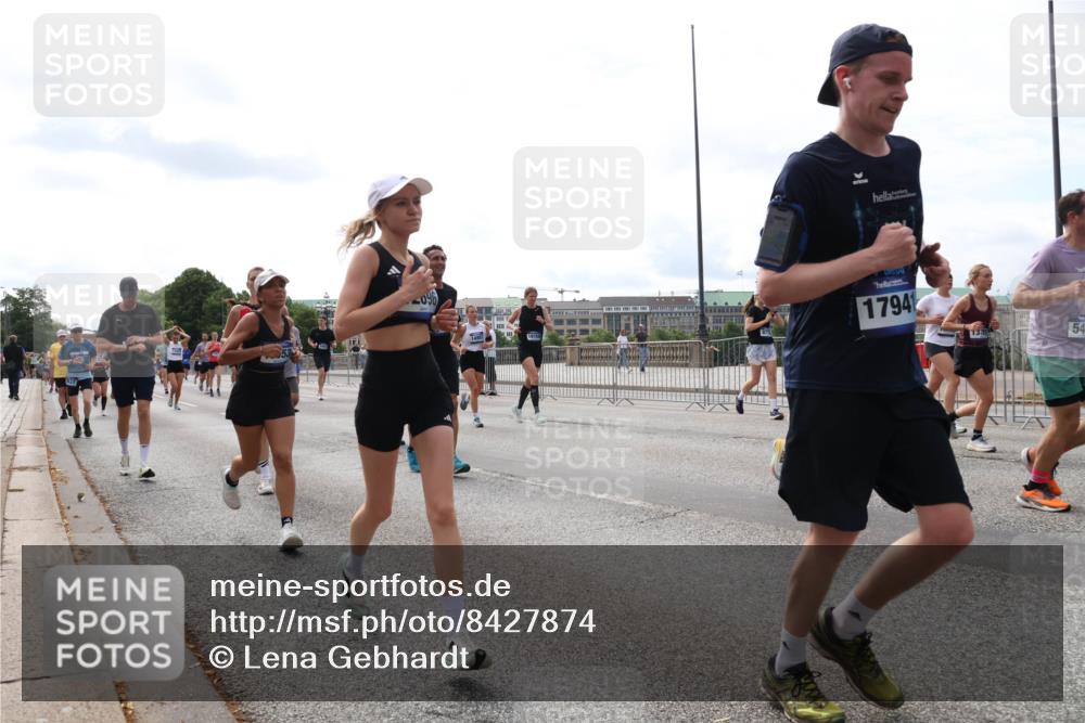29.06.2025 - hella hamburg halbmarathon Lena Gebhardt http://msf.ph/oto/8427874 29.06.2025 10:19:32 Lombardsbrücke 17941, 54, 1145, 1332, 1534, 1708, 1718, 1755, 2017, 2311, 2357, 2405, 2441, 2589, 2795, 2802, 2812, 2895, 2918, 2993, 2995, 3446, 3678, 4108, 4110, 4170, 4562, 4570, 4722, 4979, 5034, 5035, 5080, 5098, 5123, 5178, 5251, 5429, 5449, 5849, 5878, 6249, 6444, 6477, 6482, 6542, 6796, 6797, 6872, 6939, 7143, 7248, 7249, 7836, 7917, 8146, 8427, 8537, 8575, 8761, 8778, 9252, 9652, 9856, 10039, 10124, 10129, 10349, 10540, 10594 meine-sportfotos.de