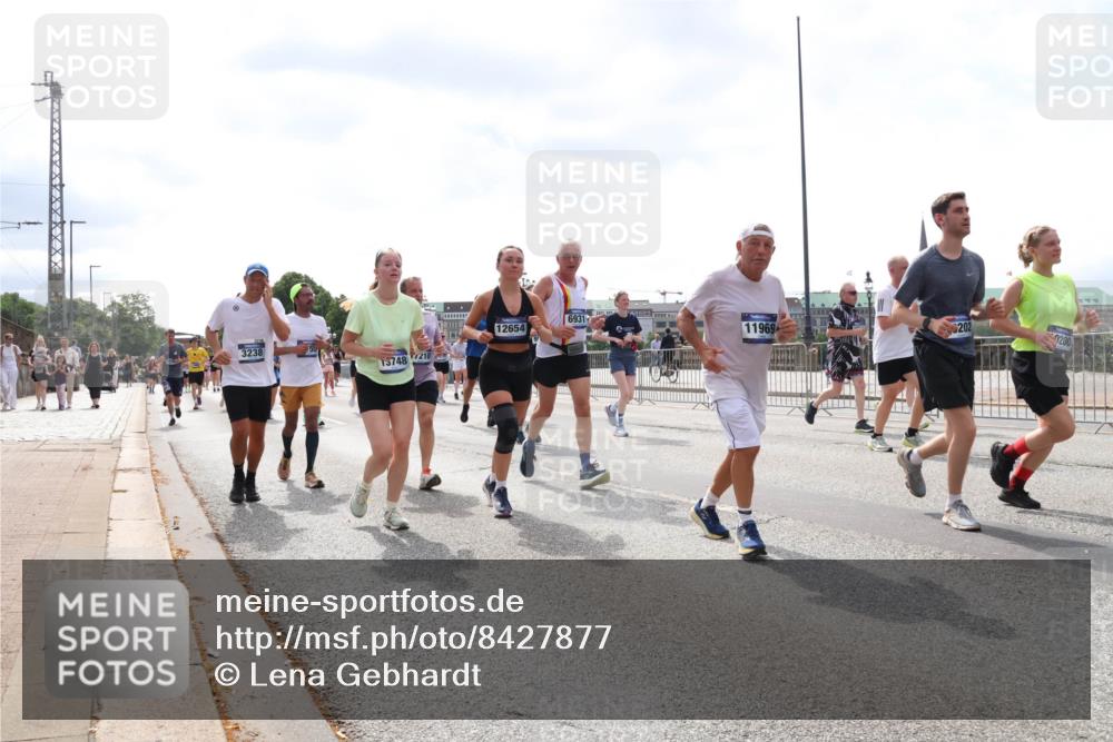 29.06.2025 - hella hamburg halbmarathon Lena Gebhardt http://msf.ph/oto/8427877 29.06.2025 10:43:41 Lombardsbrücke 12654, 11969, 3238, 1023, 1026, 1095, 1155, 1306, 1310, 1400, 1459, 1816, 1878, 2073, 2733, 3238, 3288, 3329, 3390, 3597, 3638, 4056, 4302, 4367, 4627, 4866, 5192, 5201, 5214, 5293, 5370, 5720, 5890, 6012, 6036, 6096, 6226, 6334, 6440, 6895, 6931, 6971, 6973, 7197, 7205, 7206, 7489, 7504, 7872, 7926, 8000, 8058, 8135, 8233, 8408, 8435, 8504, 8870, 9639, 9641, 9704, 9831, 9976, 10083, 10097, 10200, 10202 meine-sportfotos.de