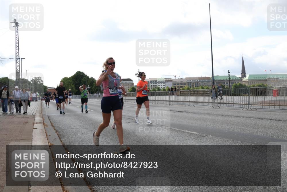 29.06.2025 - hella hamburg halbmarathon Lena Gebhardt http://msf.ph/oto/8427923 29.06.2025 10:06:47 Lombardsbrücke 13475, 1245, 1766, 1993, 4666, 5807, 5845, 5951, 6572, 6664, 8290, 8744, 8960, 9560, 10214, 10283, 10297, 10736, 10886, 12371, 12418, 12550, 13475, 13863, 14607, 15113, 15377, 15462, 15858, 16554, 16692, 16933, 17059, 17174, 17895, 18042, 18316, 18343, 18381, 18575, 18577, 18652, 18828, 18910, 18913 meine-sportfotos.de