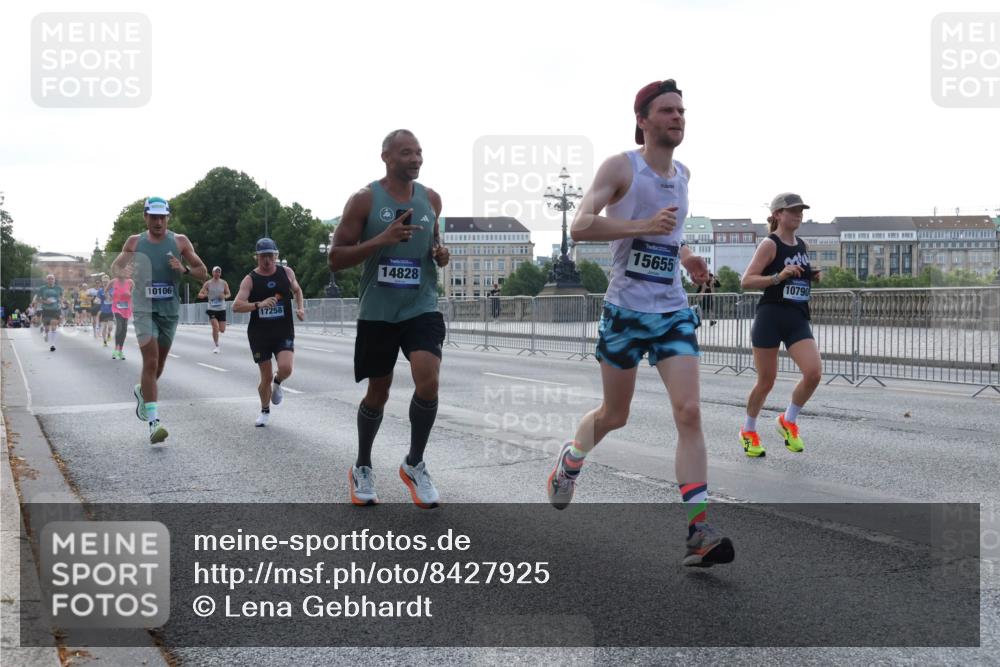 29.06.2025 - hella hamburg halbmarathon Lena Gebhardt http://msf.ph/oto/8427925 29.06.2025 09:44:17 Lombardsbrücke 10106, 17258, 14828, 15655, 10790, 1122, 1953, 2483, 2879, 3075, 3189, 3379, 3968, 5308, 5344, 7231, 7793, 8376, 8975, 9047, 9079, 10106, 10173, 10222, 10655, 10790, 11150, 11877, 13383, 13606, 13779, 14828, 15655, 16118, 17040, 17258, 18832, 19114 meine-sportfotos.de