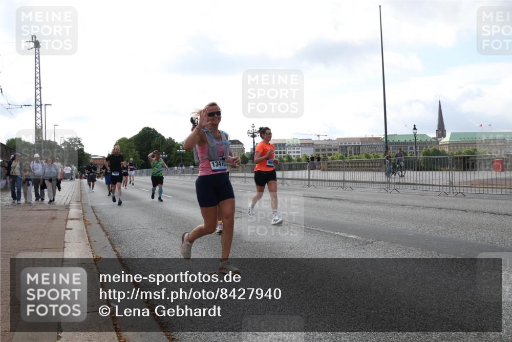29.06.2025 - hella hamburg halbmarathon Lena Gebhardt http://msf.ph/oto/8427940 29.06.2025 10:06:47 Lombardsbrücke 13475, 1245, 1766, 1993, 4666, 5807, 5845, 5951, 6572, 6664, 8290, 8744, 8960, 9560, 10214, 10283, 10297, 10736, 10886, 12371, 12418, 12550, 13475, 13863, 14607, 15113, 15377, 15462, 15858, 16554, 16692, 16933, 17059, 17174, 17895, 18042, 18316, 18343, 18381, 18575, 18577, 18652, 18828, 18910, 18913 meine-sportfotos.de