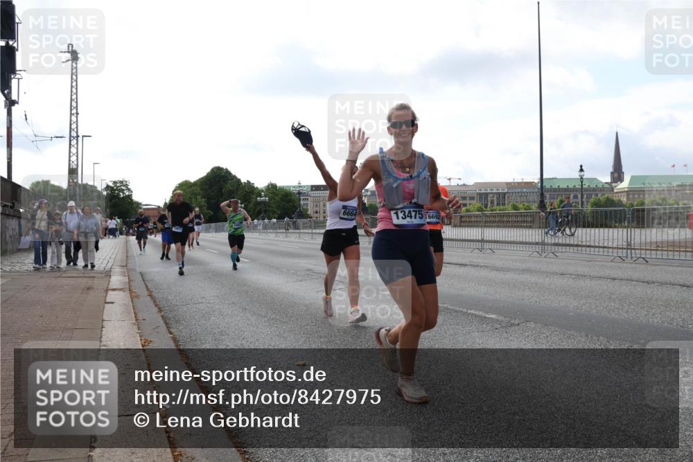 29.06.2025 - hella hamburg halbmarathon Lena Gebhardt http://msf.ph/oto/8427975 29.06.2025 10:06:47 Lombardsbrücke 6664, 134756692, 1245, 1766, 1993, 4666, 5807, 5845, 5951, 6572, 6664, 8290, 8744, 8960, 9560, 10214, 10283, 10297, 10736, 10886, 12371, 12418, 12550, 13475, 13863, 14607, 15113, 15377, 15462, 15858, 16554, 16692, 16933, 17059, 17174, 17895, 18042, 18316, 18343, 18381, 18575, 18577, 18652, 18828, 18910, 18913 meine-sportfotos.de