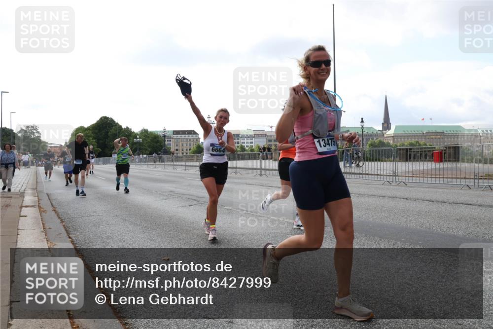 29.06.2025 - hella hamburg halbmarathon Lena Gebhardt http://msf.ph/oto/8427999 29.06.2025 10:06:48 Lombardsbrücke 18828, 6664, 13475, 1245, 1766, 1993, 4666, 5807, 5845, 5951, 6572, 6664, 7503, 8290, 8744, 8960, 9560, 10214, 10283, 10297, 10736, 10886, 12371, 12418, 12550, 13475, 13863, 14607, 15377, 15462, 15858, 16554, 16692, 16933, 17059, 17174, 17895, 18042, 18316, 18343, 18381, 18575, 18577, 18652, 18828, 18910, 18913 meine-sportfotos.de