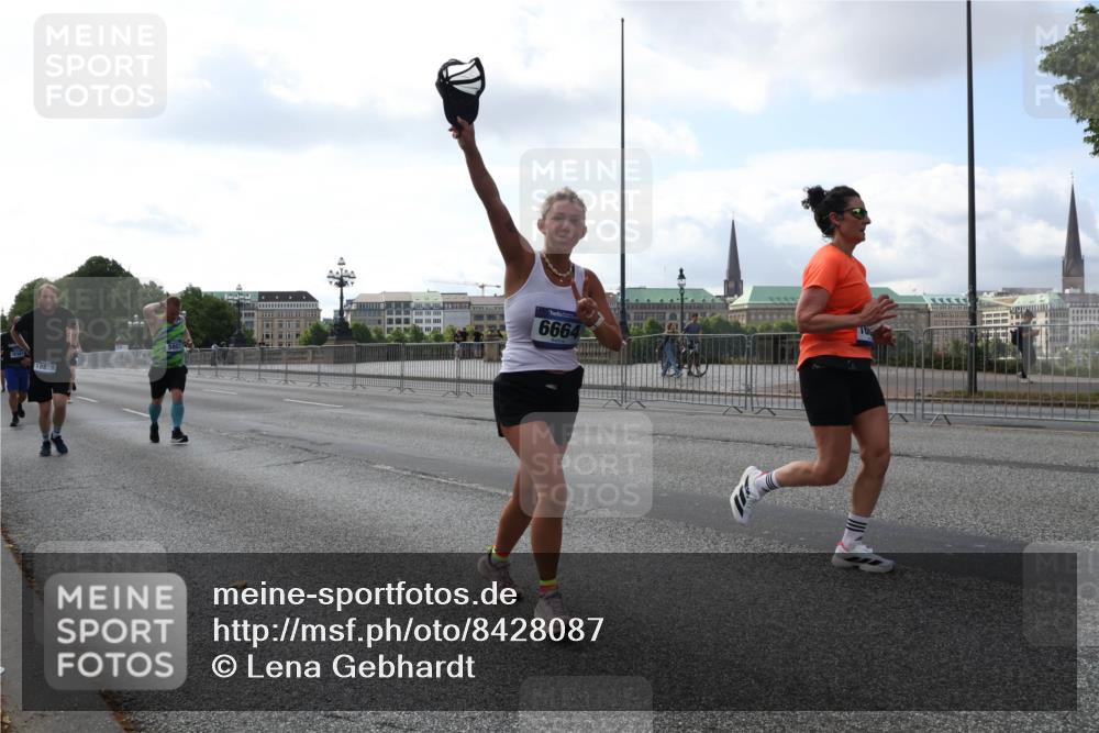 29.06.2025 - hella hamburg halbmarathon Lena Gebhardt http://msf.ph/oto/8428087 29.06.2025 10:06:48 Lombardsbrücke 18828, 6664, 1245, 1766, 1993, 4666, 5807, 5845, 5951, 6572, 6664, 7503, 8290, 8744, 8960, 9560, 10214, 10283, 10297, 10736, 10886, 12371, 12418, 12550, 13475, 13863, 14607, 15377, 15462, 15858, 16554, 16692, 16933, 17059, 17174, 17895, 18042, 18316, 18343, 18381, 18575, 18577, 18652, 18828, 18910, 18913 meine-sportfotos.de
