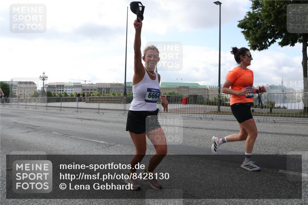 29.06.2025 - hella hamburg halbmarathon Lena Gebhardt http://msf.ph/oto/8428130 29.06.2025 10:06:49 Lombardsbrücke 6664, 1245, 1766, 1993, 4666, 5807, 5845, 5951, 6572, 6664, 7503, 8290, 8744, 8960, 9560, 10214, 10283, 10297, 10736, 10886, 12371, 12418, 12550, 13475, 14607, 15377, 15462, 15858, 16554, 16692, 16933, 17059, 17174, 17895, 18042, 18316, 18343, 18381, 18575, 18577, 18652, 18828, 18910, 18913 meine-sportfotos.de