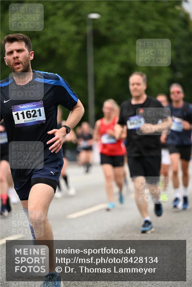 29.06.2025 - hella hamburg halbmarathon Dr. Thomas Lammeyer http://msf.ph/oto/8428134 29.06.2025 10:51:05 Kennedybrücke 1004, 1033, 1100, 1104, 1371, 1375, 1429, 1837, 1867, 1868, 1924, 1999, 2423, 2662, 2665, 2697, 2773, 2813, 3410, 3896, 4104, 4306, 4317, 4448, 4483, 4572, 5635, 5769, 5770, 5854, 5892, 6392, 6485, 6623, 7073, 7268, 7364, 7368, 7374, 7430, 7431, 8010, 8047, 8486, 8706, 9120, 9121, 9337, 9426, 9445, 9774, 9949, 10030, 10327, 10329, 11253, 11361, 11408 meine-sportfotos.de