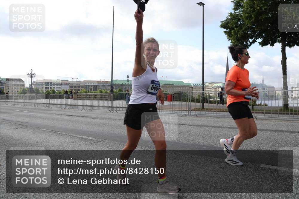 29.06.2025 - hella hamburg halbmarathon Lena Gebhardt http://msf.ph/oto/8428150 29.06.2025 10:06:49 Lombardsbrücke 666, 1245, 1766, 1993, 4666, 5807, 5845, 5951, 6572, 6664, 7503, 8290, 8744, 8960, 9560, 10214, 10283, 10297, 10736, 10886, 12371, 12418, 12550, 13475, 14607, 15377, 15462, 15858, 16554, 16692, 16933, 17059, 17174, 17895, 18042, 18316, 18343, 18381, 18575, 18577, 18652, 18828, 18910, 18913 meine-sportfotos.de
