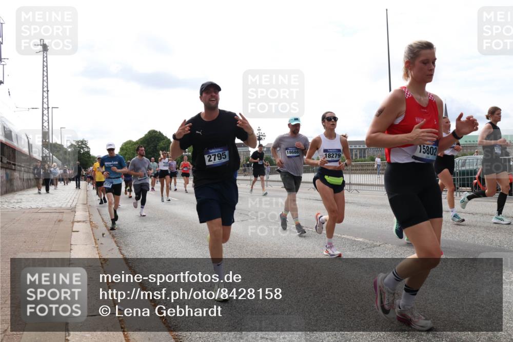 29.06.2025 - hella hamburg halbmarathon Lena Gebhardt http://msf.ph/oto/8428158 29.06.2025 10:19:34 Lombardsbrücke 1537, 2795, 18686, 18279, 15802, 1145, 1332, 1534, 1708, 1718, 1755, 2017, 2311, 2357, 2405, 2441, 2589, 2795, 2812, 2895, 2918, 2993, 2995, 3446, 3678, 4108, 4110, 4170, 4562, 4570, 4722, 4979, 5034, 5035, 5080, 5098, 5123, 5178, 5251, 5429, 5449, 5849, 5878, 6444, 6477, 6482, 6542, 6796, 6797, 6872, 6874, 6939, 7143, 7248, 7249, 7836, 7917, 8146, 8427, 8537, 8575, 8761, 8778, 9252, 9652, 9856, 10039, 10124, 10129, 10349, 10540, 10594 meine-sportfotos.de
