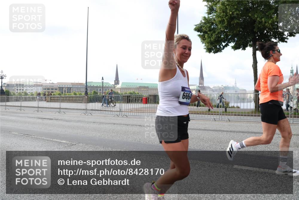 29.06.2025 - hella hamburg halbmarathon Lena Gebhardt http://msf.ph/oto/8428170 29.06.2025 10:06:49 Lombardsbrücke 6664, 1245, 1766, 1993, 4666, 5807, 5845, 5951, 6572, 6664, 7503, 8290, 8744, 8960, 9560, 10214, 10283, 10297, 10736, 10886, 12371, 12418, 12550, 13475, 14607, 15377, 15462, 15858, 16554, 16692, 16933, 17059, 17174, 17895, 18042, 18316, 18343, 18381, 18575, 18577, 18652, 18828, 18910, 18913 meine-sportfotos.de