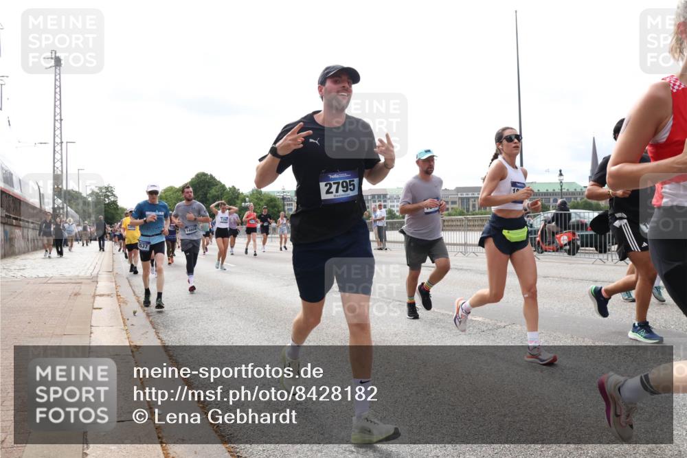 29.06.2025 - hella hamburg halbmarathon Lena Gebhardt http://msf.ph/oto/8428182 29.06.2025 10:19:35 Lombardsbrücke 537, 14808, 2795, 1145, 1332, 1534, 1708, 1718, 1755, 2017, 2311, 2357, 2405, 2441, 2589, 2795, 2812, 2895, 2918, 2993, 2995, 3446, 3678, 4108, 4110, 4170, 4562, 4570, 4722, 4979, 5034, 5035, 5080, 5098, 5123, 5178, 5251, 5429, 5449, 5849, 5878, 6444, 6477, 6482, 6542, 6796, 6797, 6872, 6874, 6939, 7143, 7248, 7249, 7836, 7917, 8146, 8427, 8537, 8575, 8761, 8778, 9252, 9652, 9856, 10039, 10124, 10129, 10349, 10540, 10594 meine-sportfotos.de