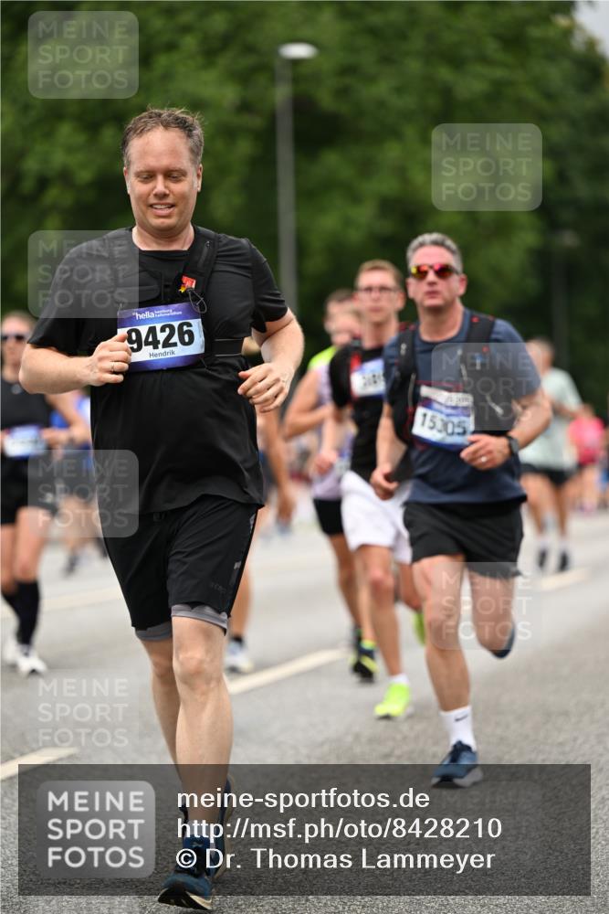 29.06.2025 - hella hamburg halbmarathon Dr. Thomas Lammeyer http://msf.ph/oto/8428210 29.06.2025 10:51:07 Kennedybrücke 1004, 1033, 1100, 1104, 1371, 1375, 1429, 1608, 1837, 1924, 1961, 1999, 2423, 2662, 2665, 2697, 2773, 2813, 3410, 3896, 4104, 4306, 4317, 4448, 4483, 5635, 5769, 5770, 5854, 5892, 6392, 6485, 6623, 7073, 7268, 7364, 7368, 7374, 7430, 7431, 8010, 8047, 8486, 8706, 8967, 9120, 9121, 9337, 9426, 9445, 9774, 9949, 10329, 11160, 11361, 11408 meine-sportfotos.de