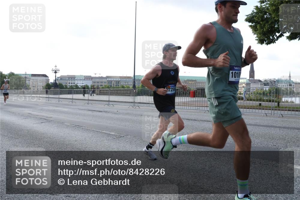 29.06.2025 - hella hamburg halbmarathon Lena Gebhardt http://msf.ph/oto/8428226 29.06.2025 09:44:19 Lombardsbrücke 7258, 1010, 1122, 1953, 2483, 2879, 3075, 3189, 3379, 3968, 5308, 5344, 7231, 7793, 8376, 8975, 9047, 9079, 10106, 10173, 10222, 10655, 10790, 11150, 11877, 13383, 13606, 13779, 14828, 15576, 15655, 16118, 17258, 18699, 19114 meine-sportfotos.de