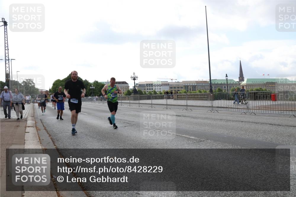 29.06.2025 - hella hamburg halbmarathon Lena Gebhardt http://msf.ph/oto/8428229 29.06.2025 10:06:50 Lombardsbrücke 18828, 5807, 1766, 1993, 4666, 5807, 5845, 5951, 6572, 6664, 7503, 8290, 8744, 8960, 9560, 10214, 10283, 10297, 10736, 10886, 12371, 12418, 12550, 13475, 14607, 15377, 15858, 16554, 16692, 16933, 17059, 17174, 17895, 18042, 18316, 18343, 18381, 18575, 18577, 18652, 18828, 18910, 18913 meine-sportfotos.de