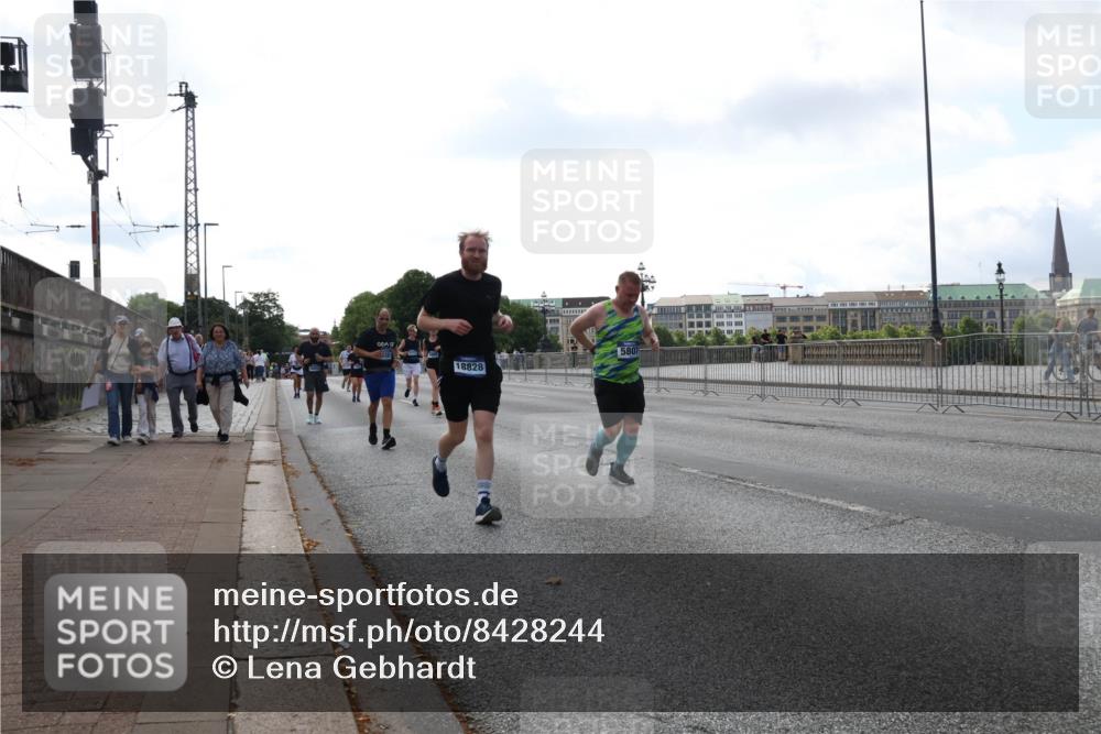 29.06.2025 - hella hamburg halbmarathon Lena Gebhardt http://msf.ph/oto/8428244 29.06.2025 10:06:50 Lombardsbrücke 18828, 5807, 1766, 1993, 4666, 5807, 5845, 5951, 6572, 6664, 7503, 8290, 8744, 8960, 9560, 10214, 10283, 10297, 10736, 10886, 12371, 12418, 12550, 13475, 14607, 15377, 15858, 16554, 16692, 16933, 17059, 17174, 17895, 18042, 18316, 18343, 18381, 18575, 18577, 18652, 18828, 18910, 18913 meine-sportfotos.de