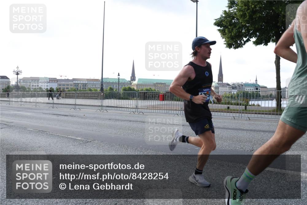 29.06.2025 - hella hamburg halbmarathon Lena Gebhardt http://msf.ph/oto/8428254 29.06.2025 09:44:20 Lombardsbrücke 1122, 1953, 2483, 2879, 3075, 3189, 3379, 3968, 5308, 5344, 7231, 7793, 8376, 8975, 9047, 9079, 10106, 10173, 10222, 10655, 10790, 11150, 11877, 13383, 13606, 13779, 14828, 15576, 15655, 16118, 17258, 17354, 18699, 19114 meine-sportfotos.de